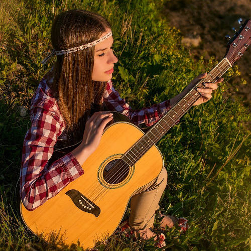 gitarrenunterricht ehrenfeld gitarre-lernen-köln-ehrenfeld-musikschule frau akustikgitarre hippie gras