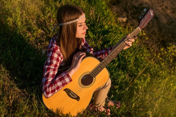 akustikgitarre -köln-ehrenfeld-musikschule frau hippie gras