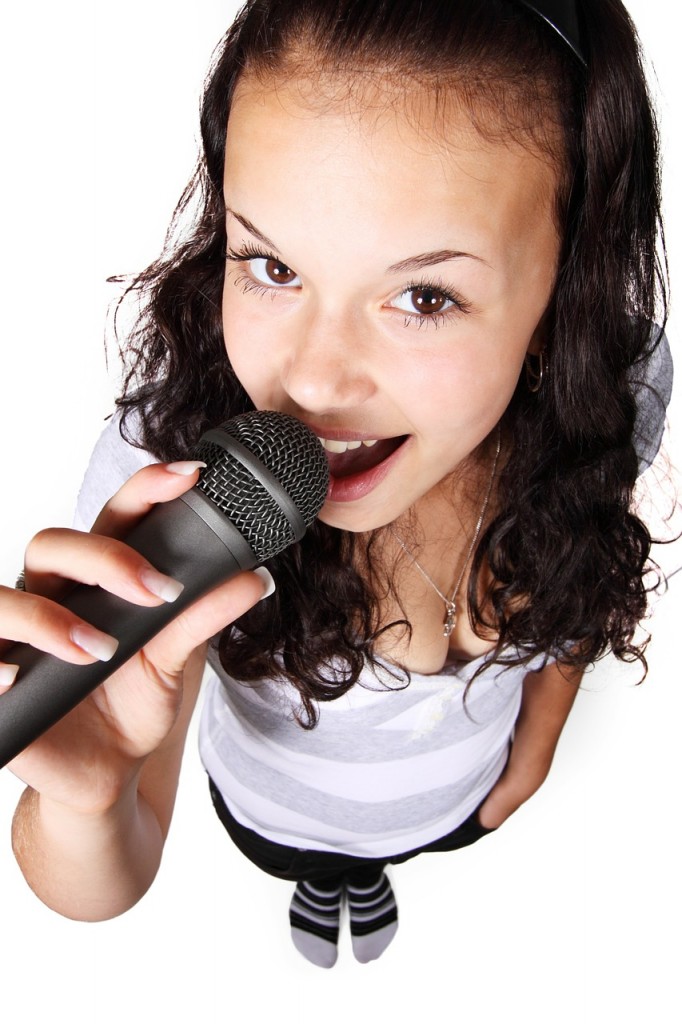 ehrenfelder-musikschule-köln-gesangsunterricht mädchen mit schwarzem mikrofon