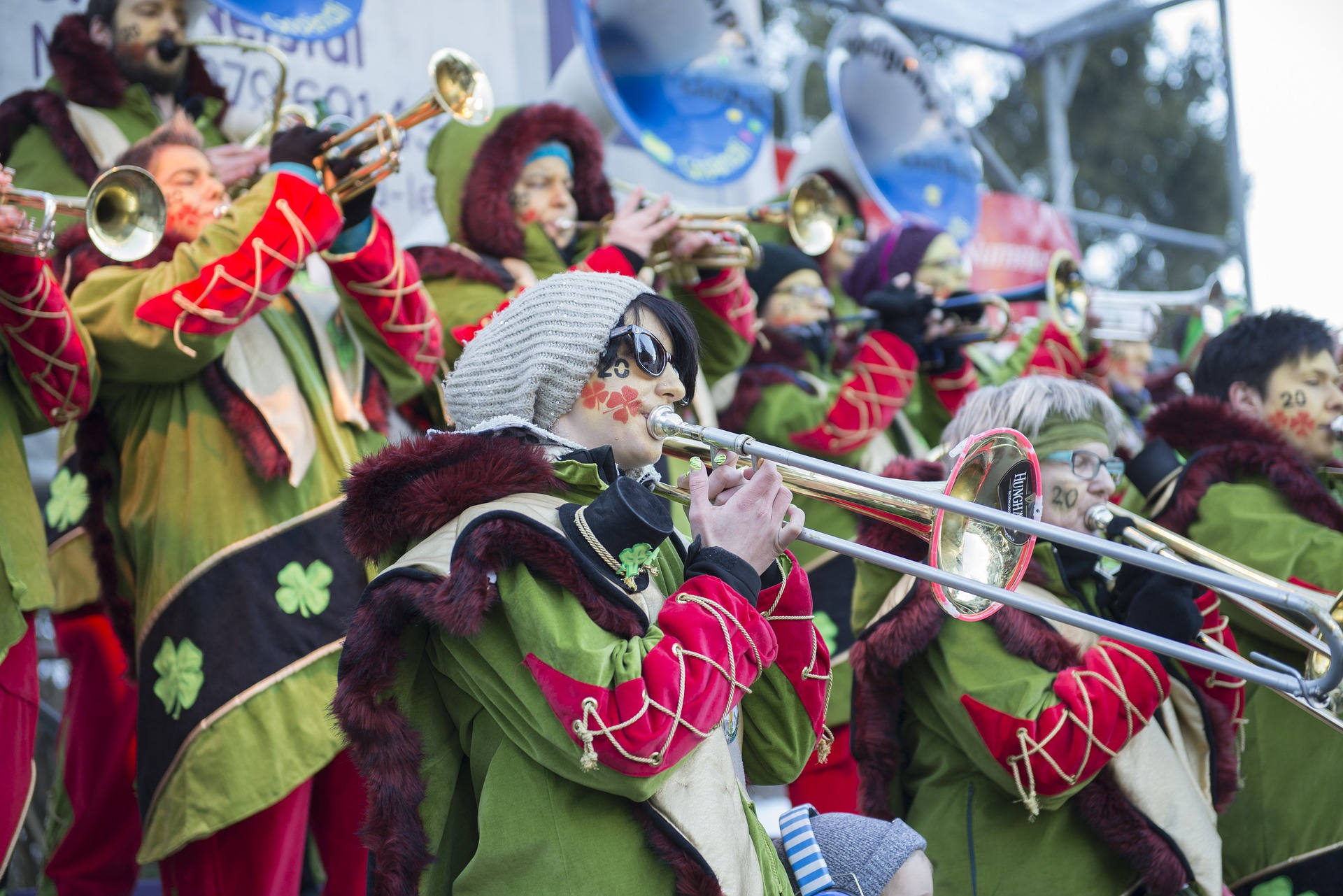 posaune-ehrenfelder-musikschule-köln mann karneval frau brille